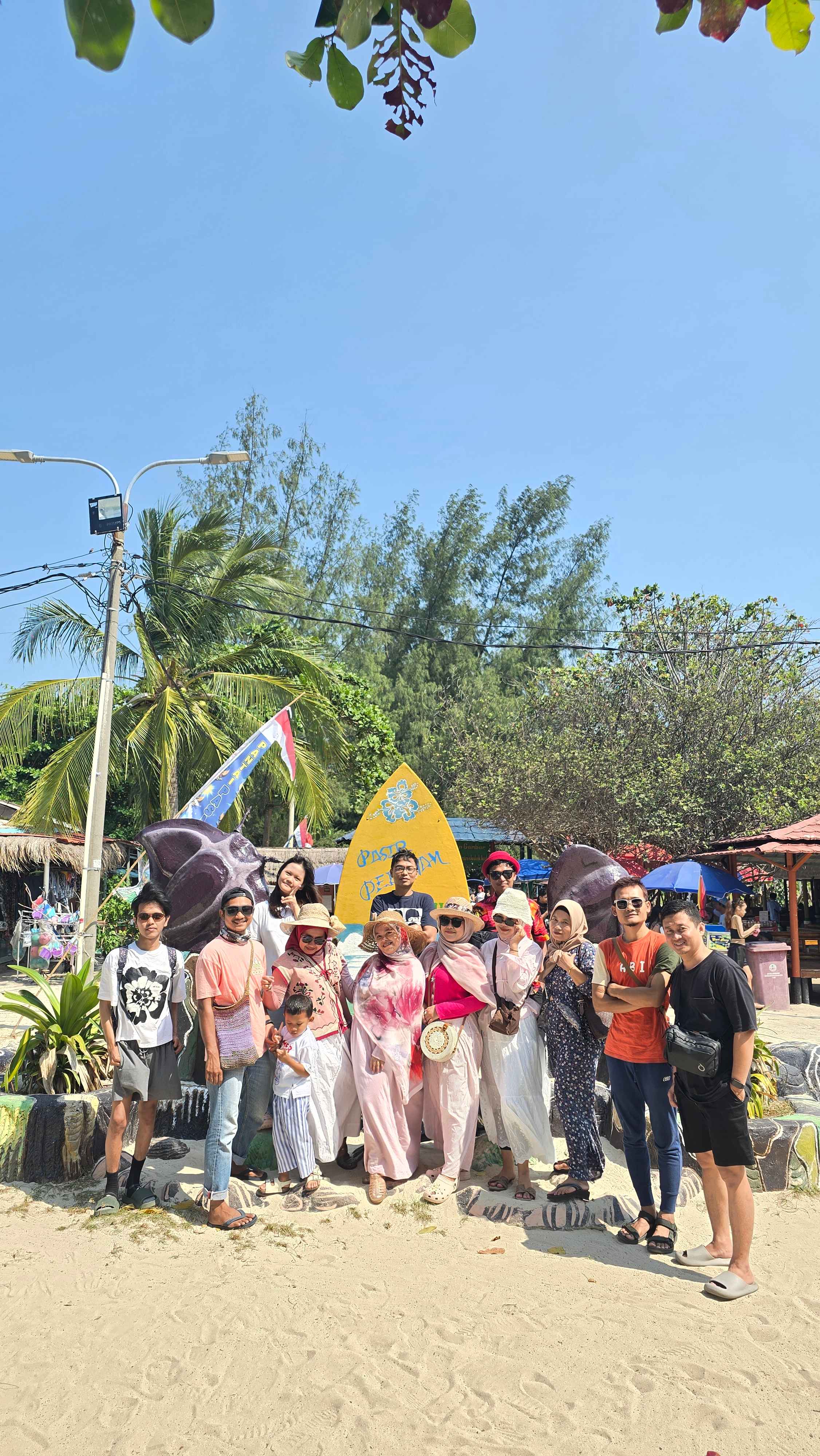 Gathering PT Winaka Medika Indotama di Pulau Pari 2026 - foto 1